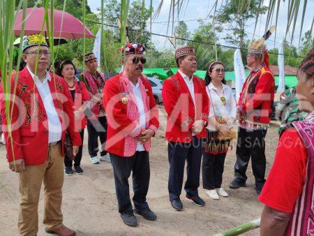 Bupati Sanggau Resmi Buka Gawai Nosu Minu Podi Tingkat Kecamatan Bonti: Simbol Kebersamaan dan Ketahanan Pangan