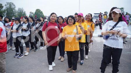 Ketua TP PKK Kab. Sanggau Ikuti Senam Jantung Sehat dan Zumba di HKG PKK ke-53 Tingkat Provinsi Kalbar