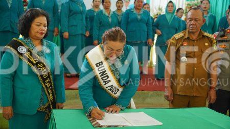 Ketua TP PKK Kabupaten Hadiri Pengukuhan Ketua TP PKK dan Ketua Bunda PAUD Desa se-Kecamatan Meliau